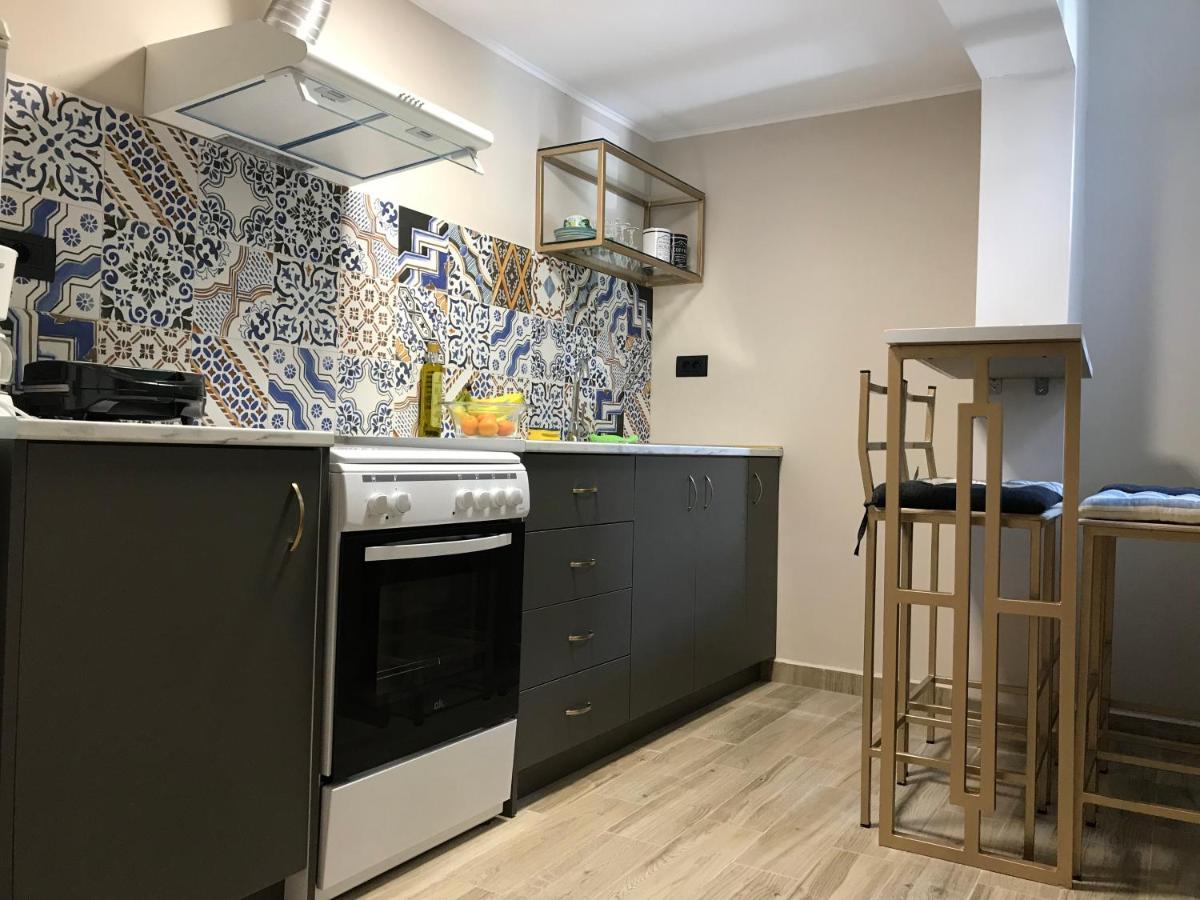 Georgias Central Chania  Bagian luar foto